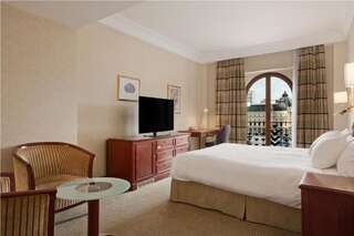 Отель Athenee Palace Hilton Bucharest Бухарест Номер с кроватью размера «king-size»-5